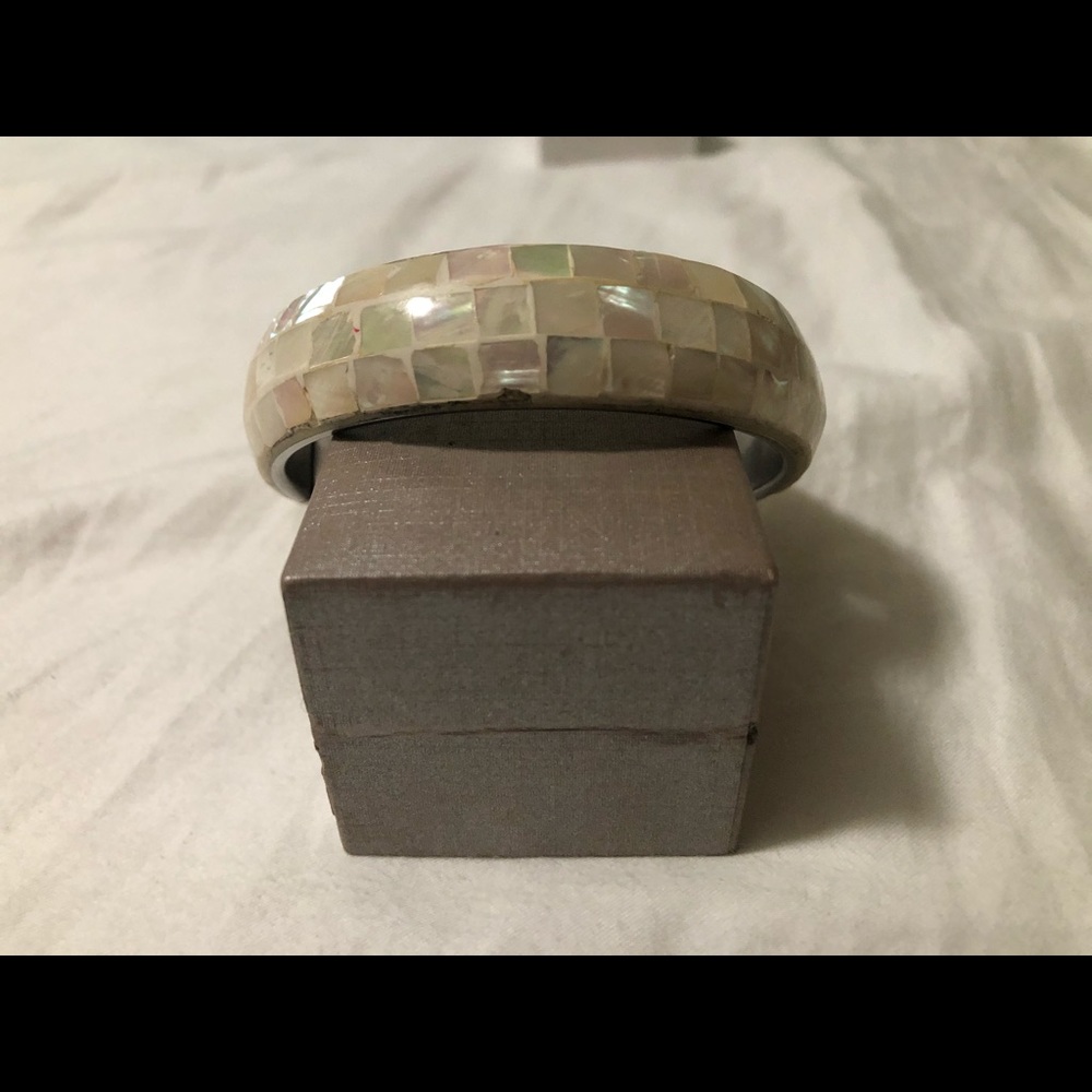 White cápiz shell bangle